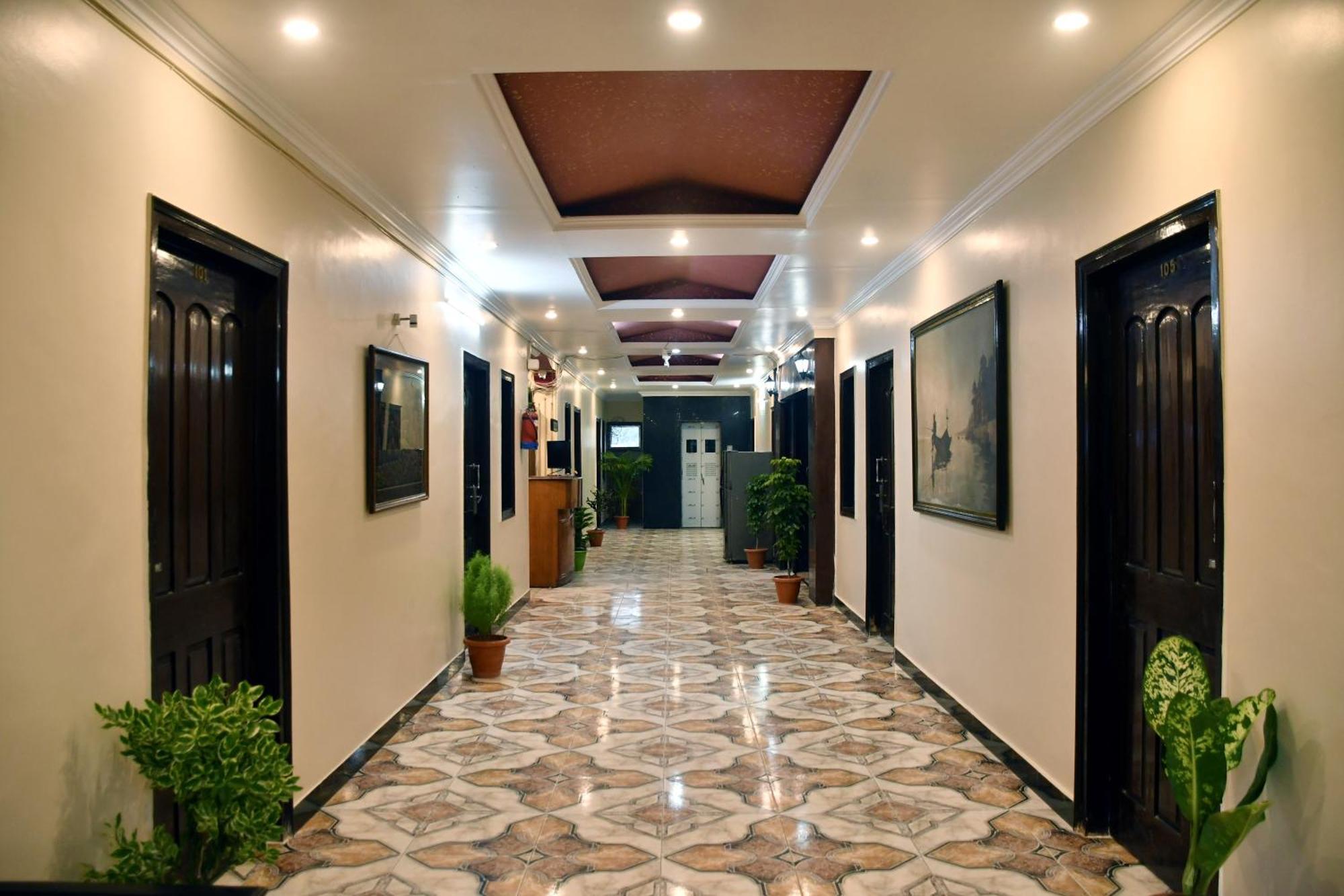 Hotel Riz พาราณสี ภายนอก รูปภาพ