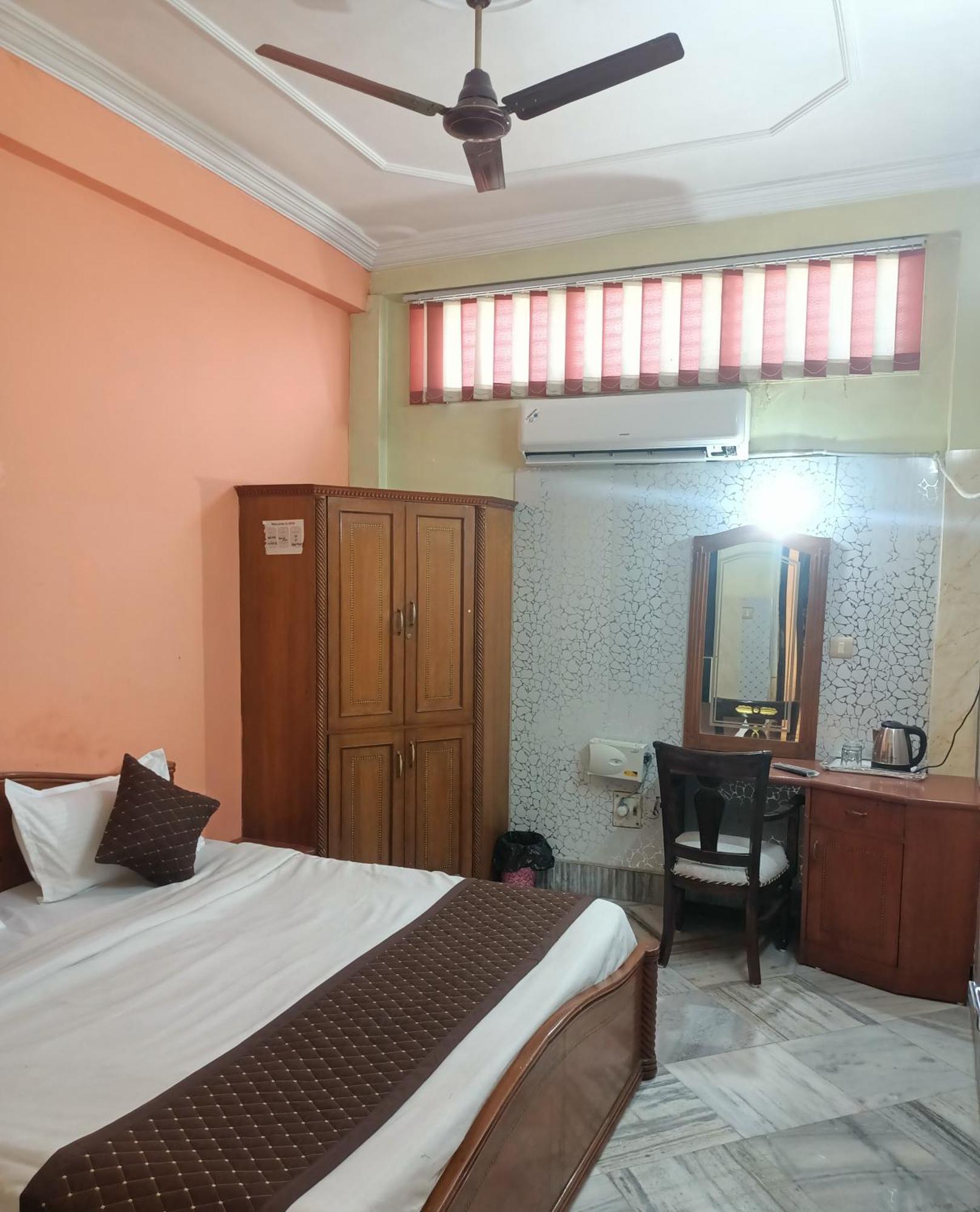 Hotel Riz พาราณสี ภายนอก รูปภาพ