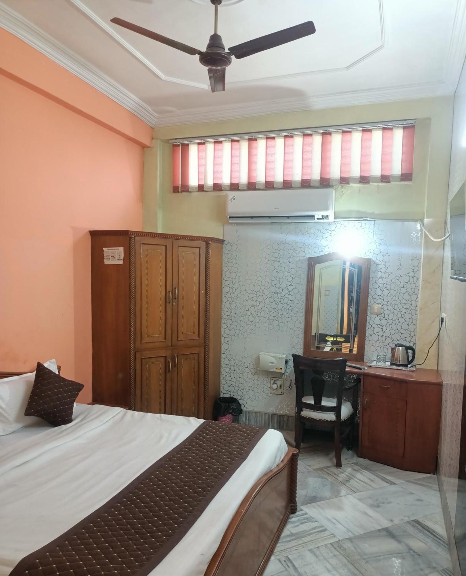 Hotel Riz พาราณสี ภายนอก รูปภาพ