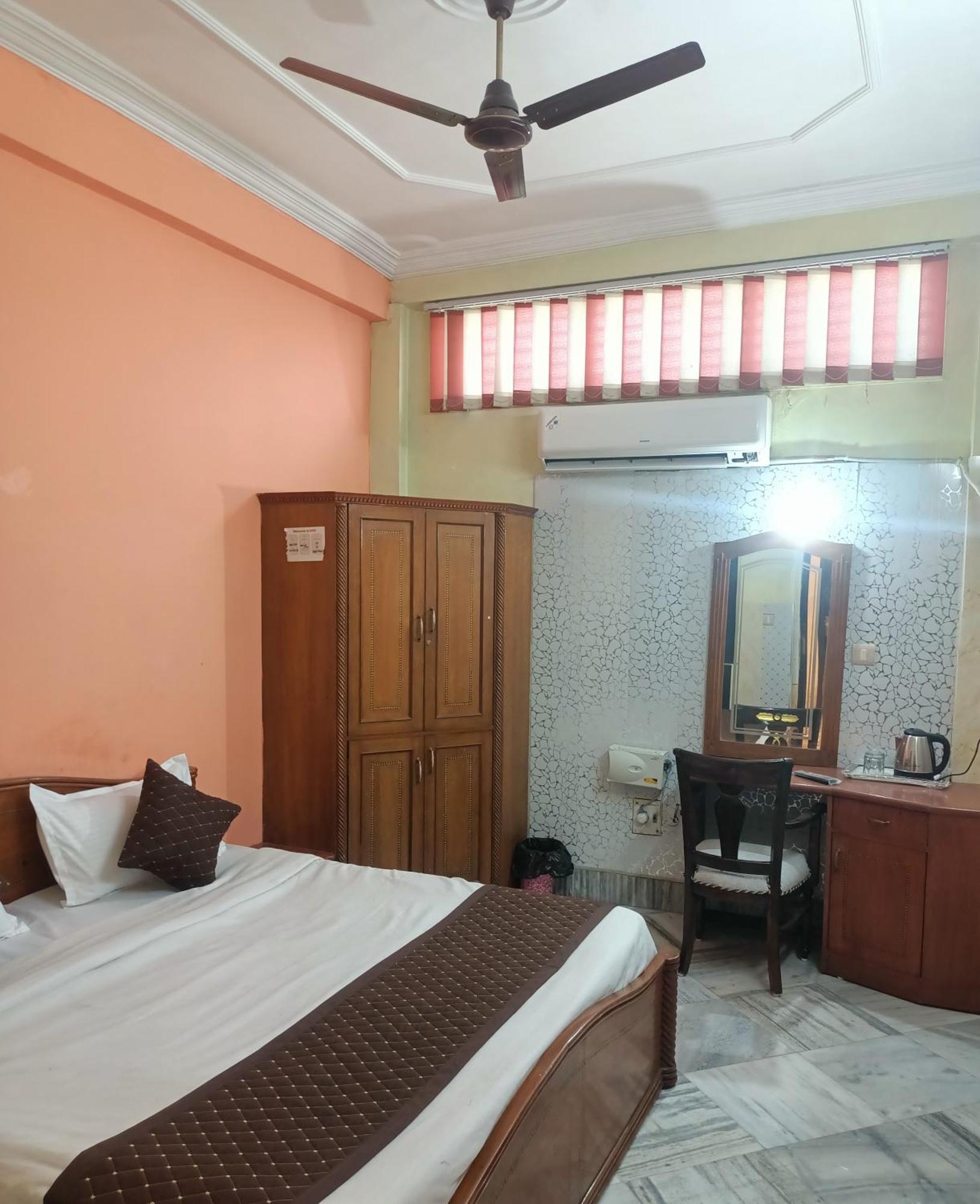 Hotel Riz พาราณสี ภายนอก รูปภาพ